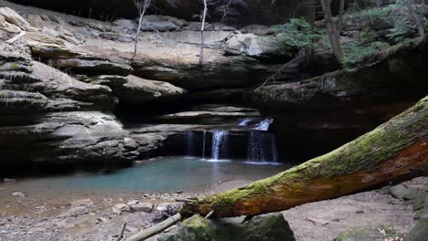 Cascada-En-La-Cueva-Del-Anciano-En-Las-Colinas-De-Hocking,-Ohio