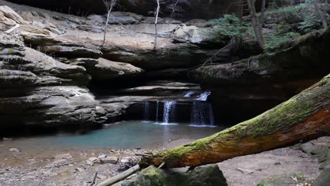 cascada en la cueva del anciano en las colinas de hocking, ohio