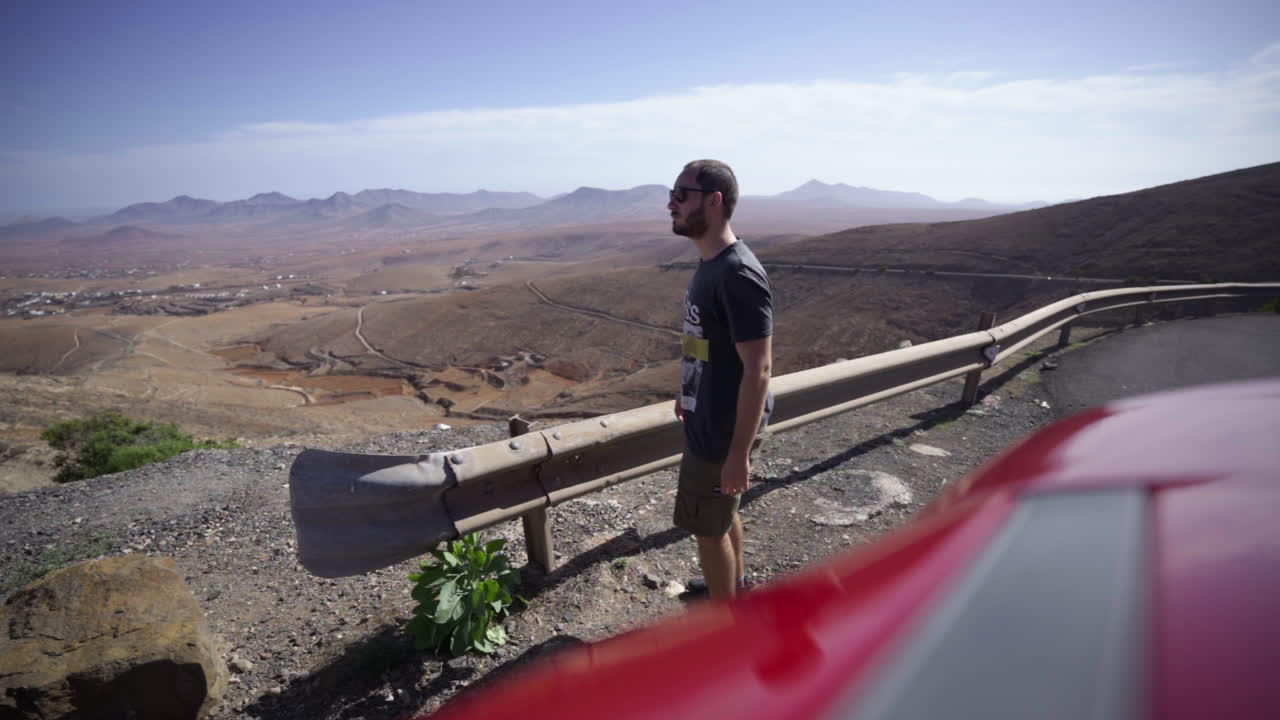 Essere liberi in un viaggio su strada avventuroso con picnic a Fuerteventura, Spagna.