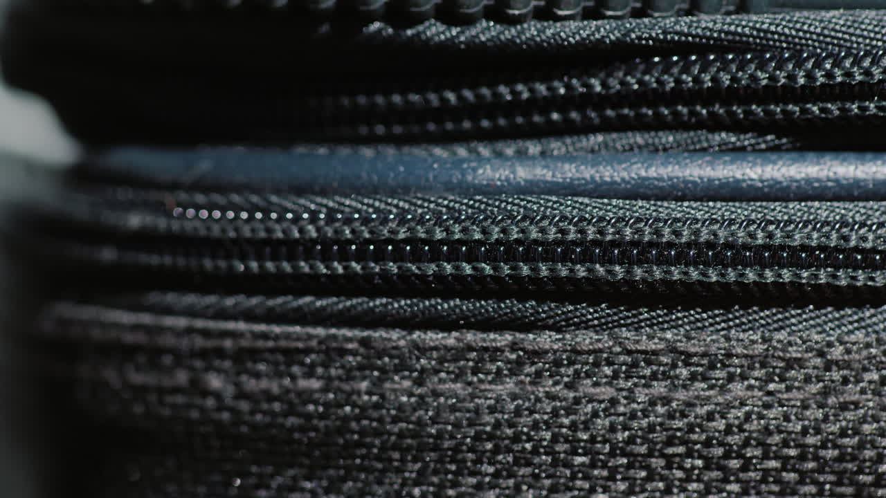 도로 여행 가방에 지퍼로 클로즈업