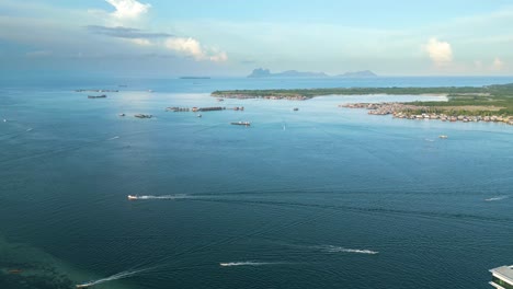 Toma-Aérea-De-Establecimiento-De-Las-Islas-Tropicales-Semporna-En-Malasia.