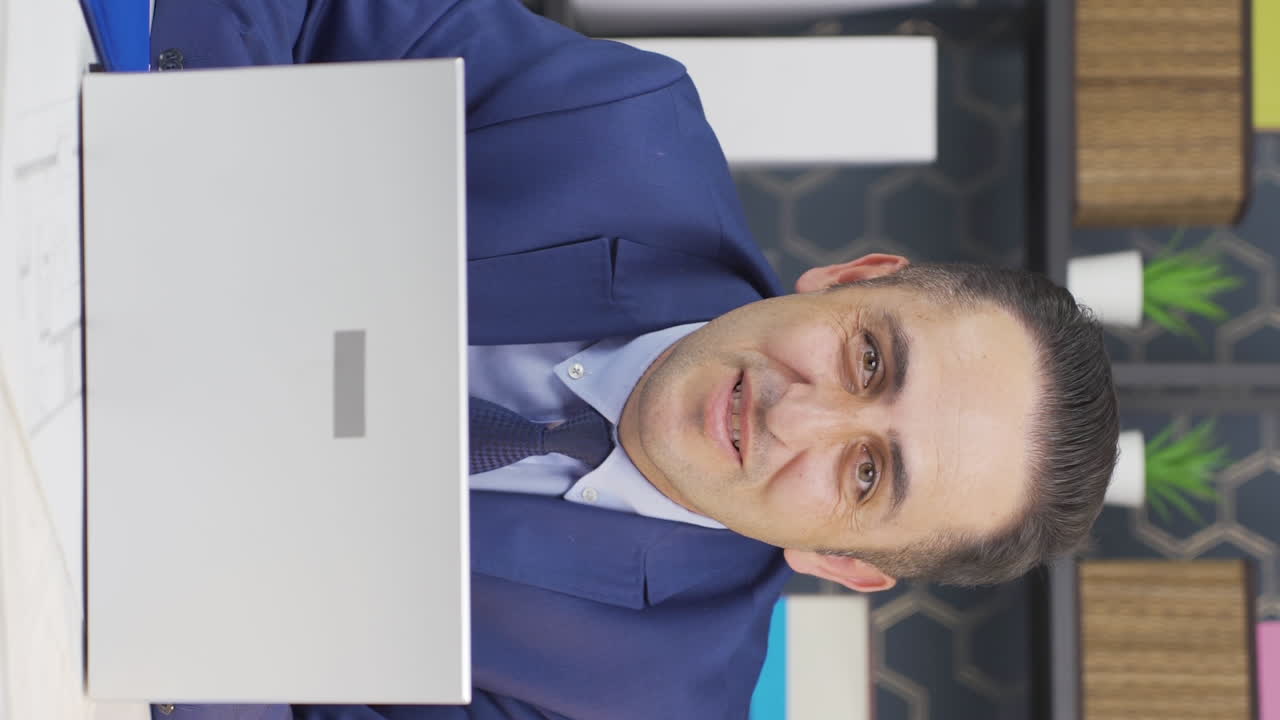 vídeo vertical de un hombre de negocios que recibe buenas y buenas noticias.