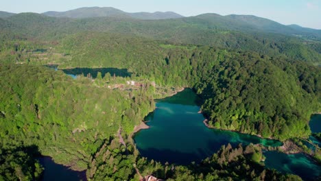 lagos de plitvice croacia, parque nacionalni "plitvička jezera", panorama aéreo de drones 4k