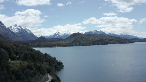 Luftaufnahme---Perito-Moreno-See-Und-Anden,-Rio-Negro,-Argentinien,-Schwenk-Nach-Links