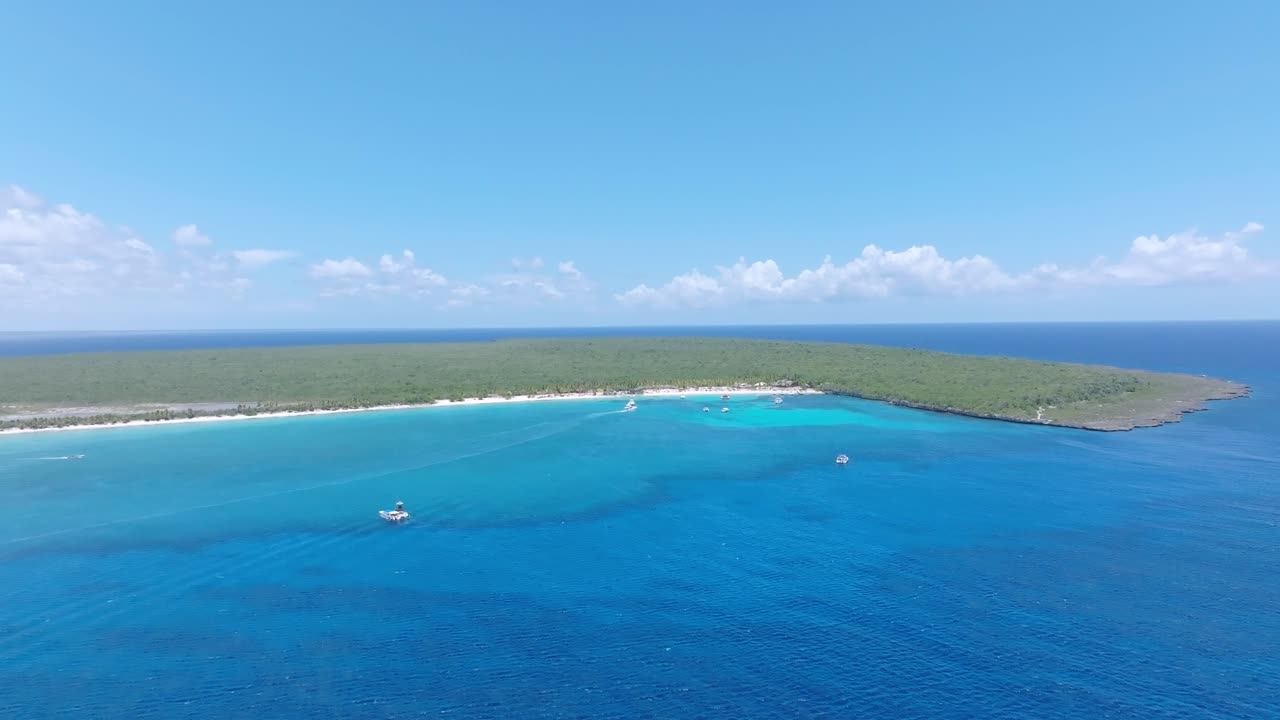 푸른 열대 카탈리나 섬을 보여주는 공중 파노라마 뷰. 카리브 해와 도착하는 배로 둘러싸여 있습니다.