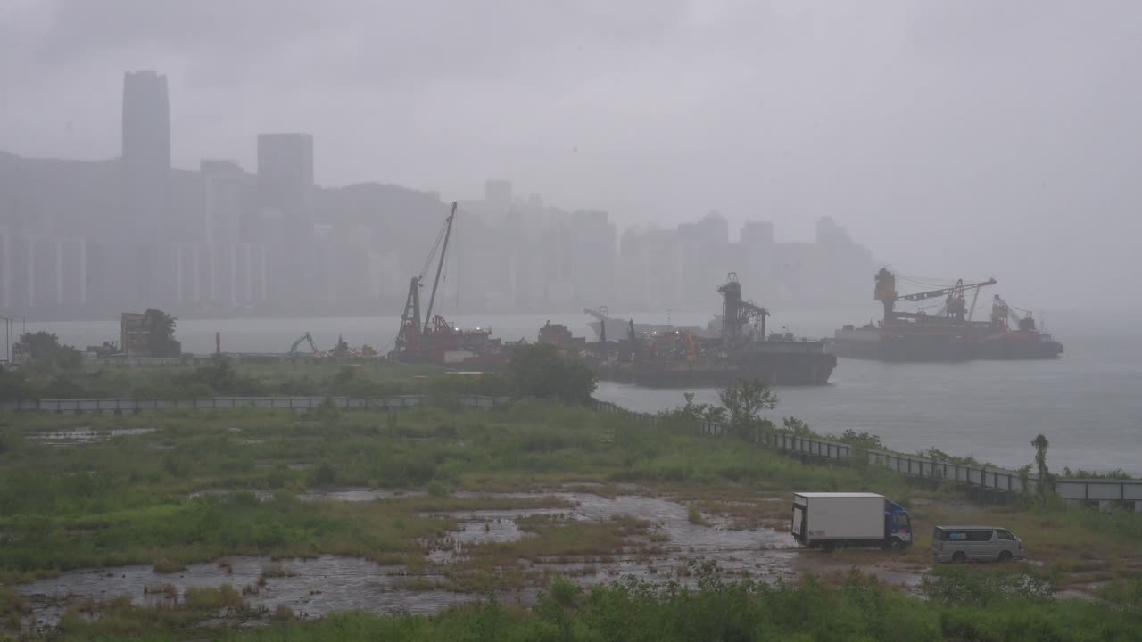 63 마일의 바람을 지속하고 홍콩의 도시를 손상시킨 심한 열대성 태풍 폭풍 신호 t8 ma-on 동안 폭우로 해안가가 보입니다.