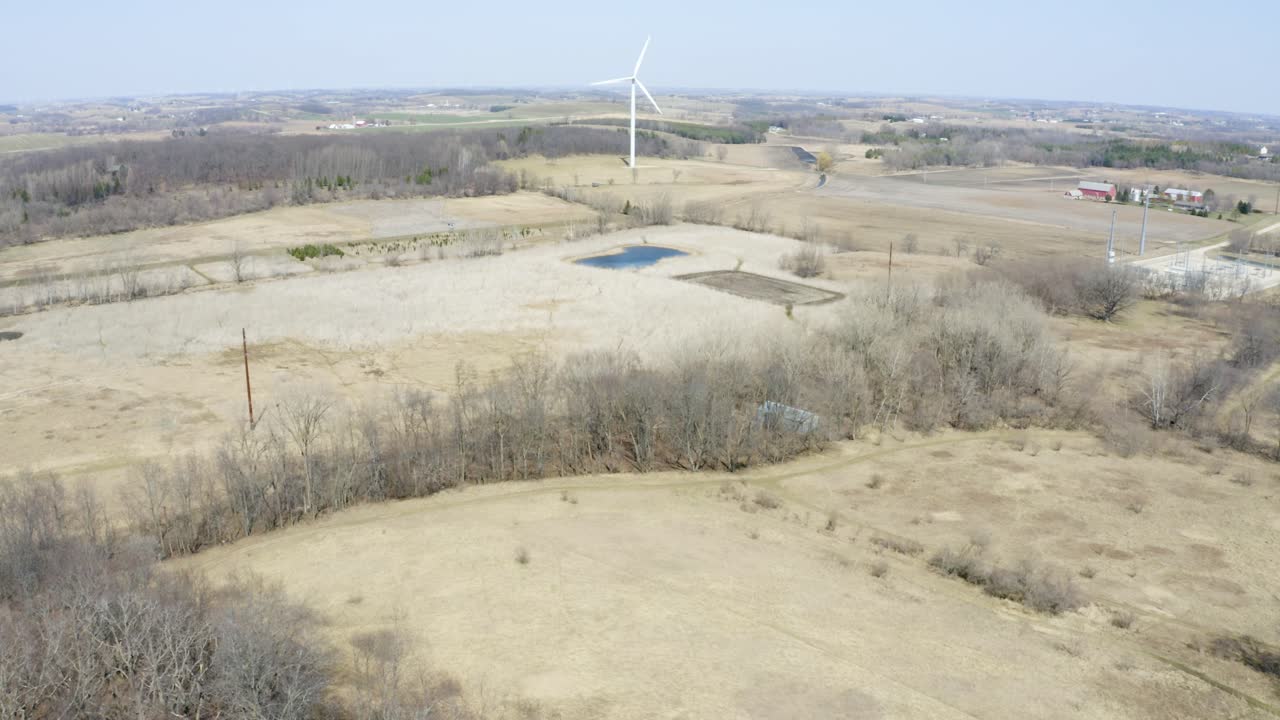 봄 초 시골에서 천천히 회전하는 거대한 풍력 터빈