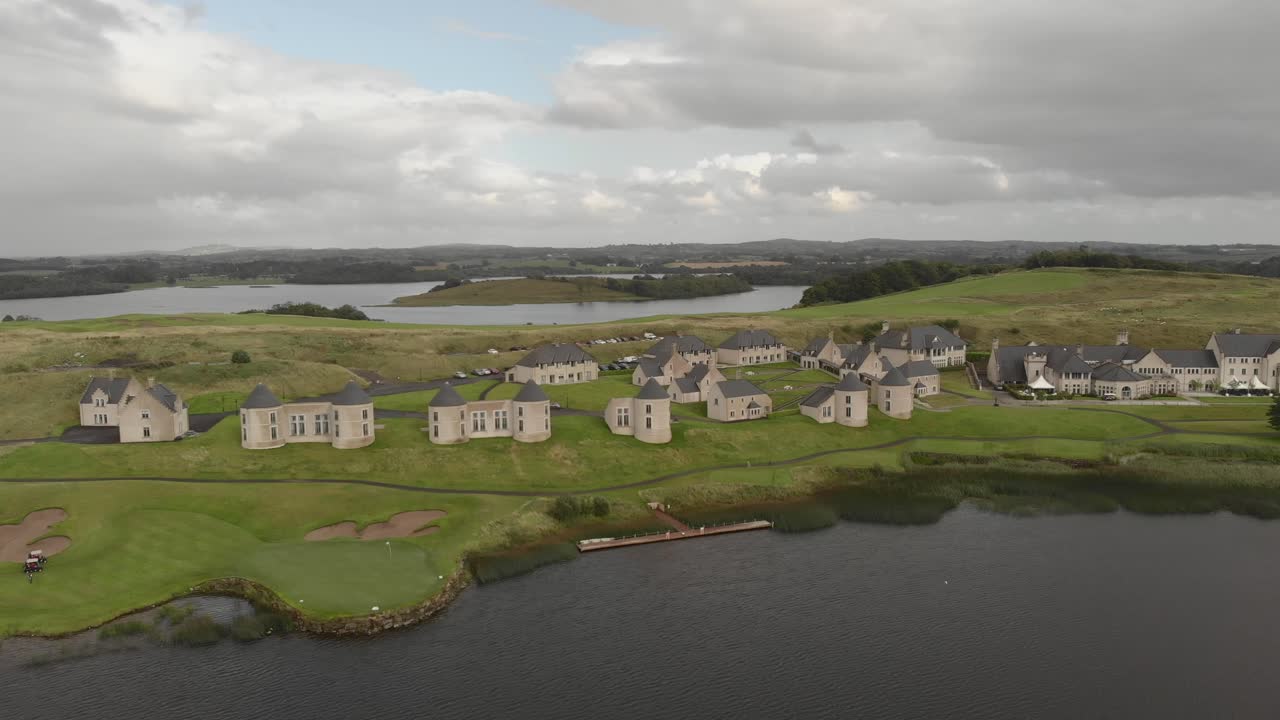 목가적인 lough erne 리조트의 드론 샷은 북아일랜드 fermanagh 카운티 fermanagh의 enniskillen lough erne에 위치하고 있습니다.