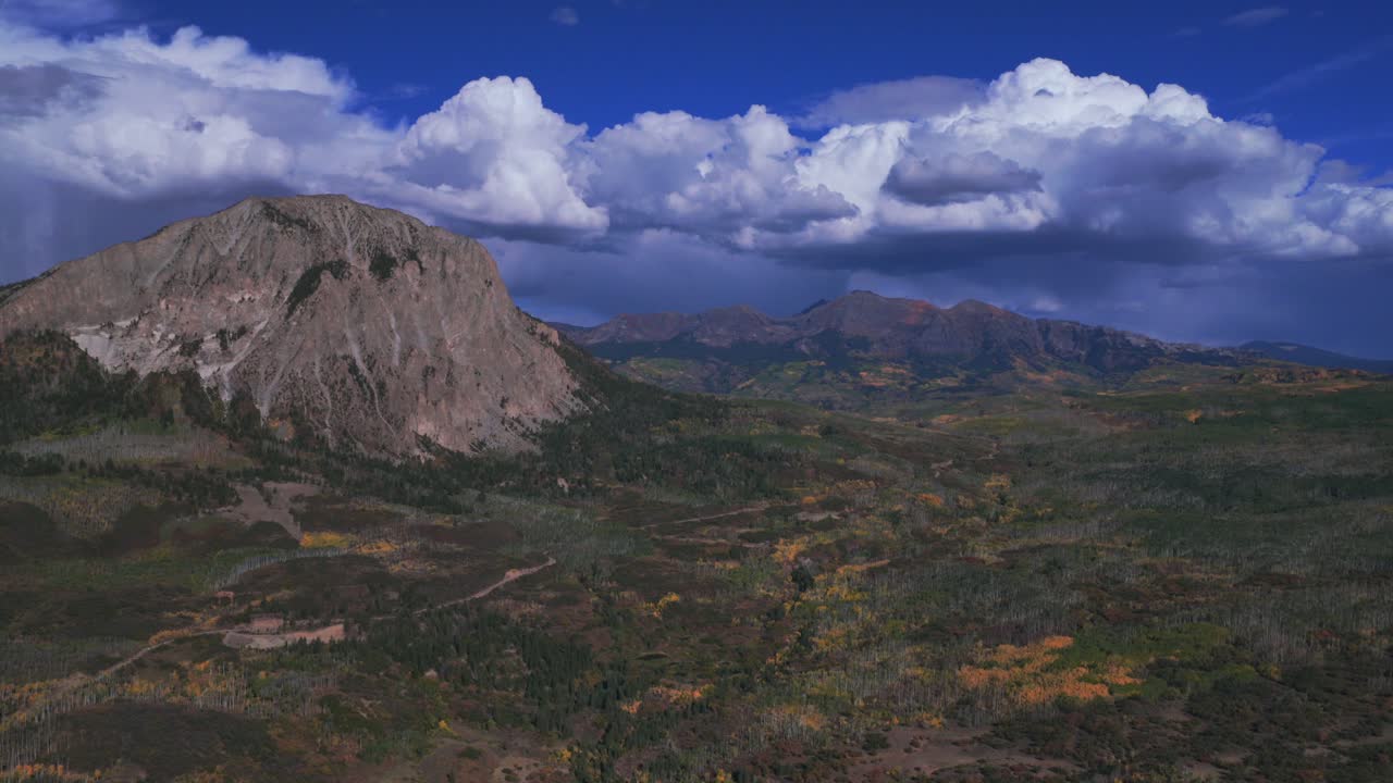 Kebler Pass Paonia Somerset Crested Butte Colorado drone aereo pomeriggio autunno cielo blu nuvoloso Marcellina Mountain Ruby Peak colorato Aspen Trees Ruby Anthracite Trail campo cerchio sinistra