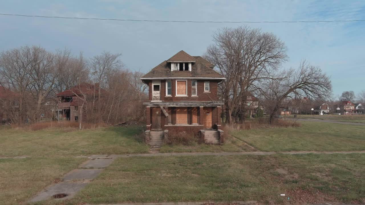 vista de drones de una casa en ruinas en un barrio de detroit