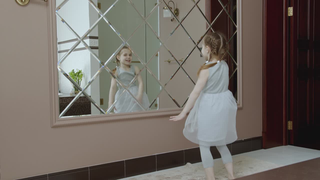 Filmato in loop di bambina piccola sorridente che balla