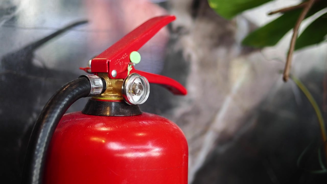 Extintor de incendios rojo de pie en un entorno de oficina
