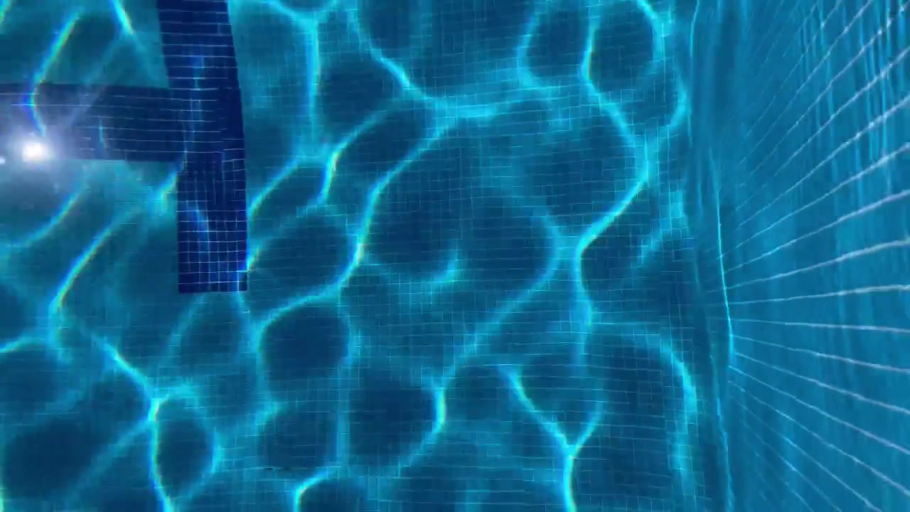 Ubin kolam renang bawah air abstrak dengan cahaya kaustik biru berkilauan