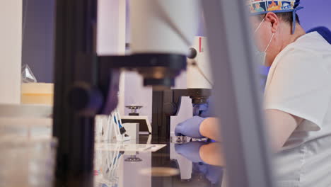 investigaciones de laboratorio con microscopio