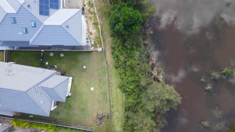 Vivienda-De-Tiro-En-La-Cabeza-De-Drones-Junto-Al-Lago