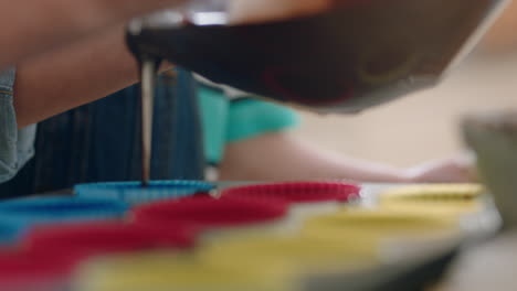 Un-Niño-Ayudando-A-Su-Madre-A-Hornear-En-La-Cocina-Vertiendo-Masa-En-Una-Bandeja-Para-Hornear-Preparando-Una-Receta-De-Cupcakes-Caseros-En-Casa