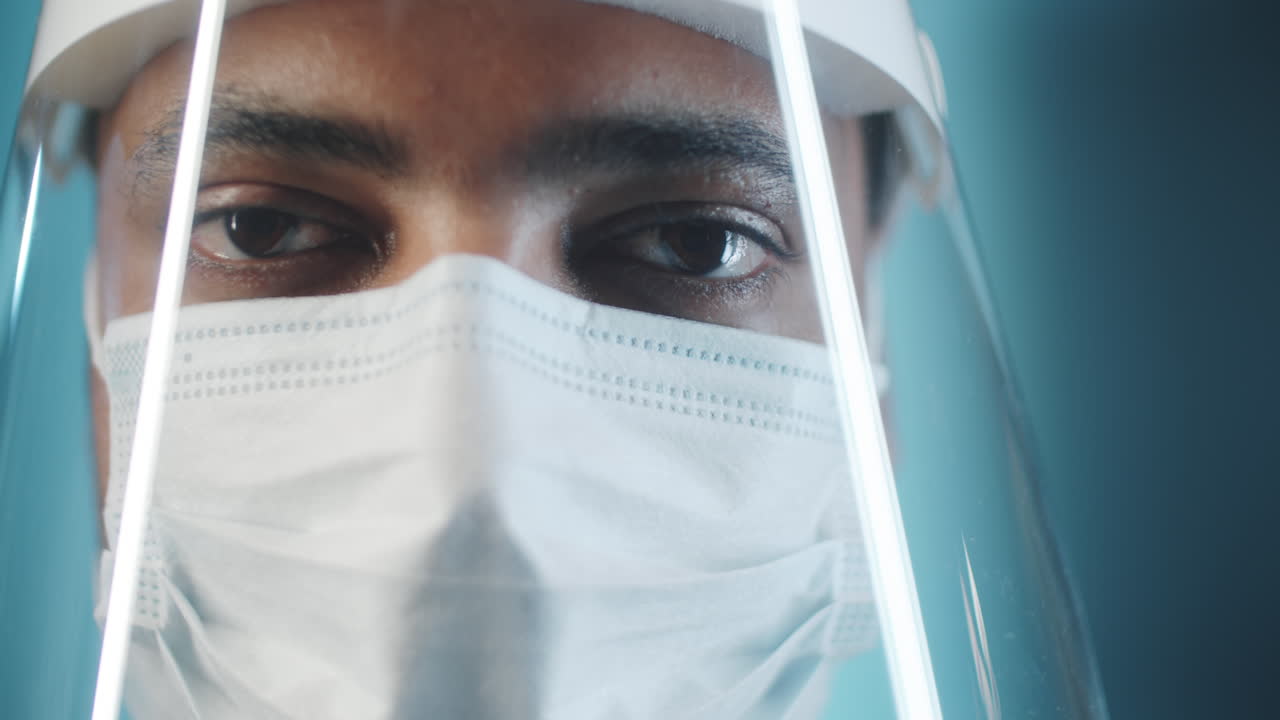 retrato de un médico masculino con escudo facial y máscara