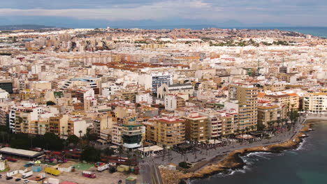 Vasto-Paisaje-Urbano-De-Torrevieja-En-La-Costa-Del-Mar,-Vista-Aérea-De-ángulo-Alto