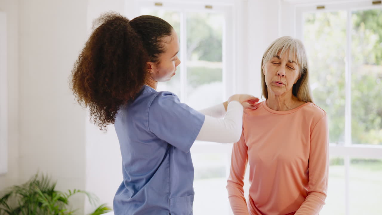 어깨 통증, 마사지 또는 노인과 함께 간호사