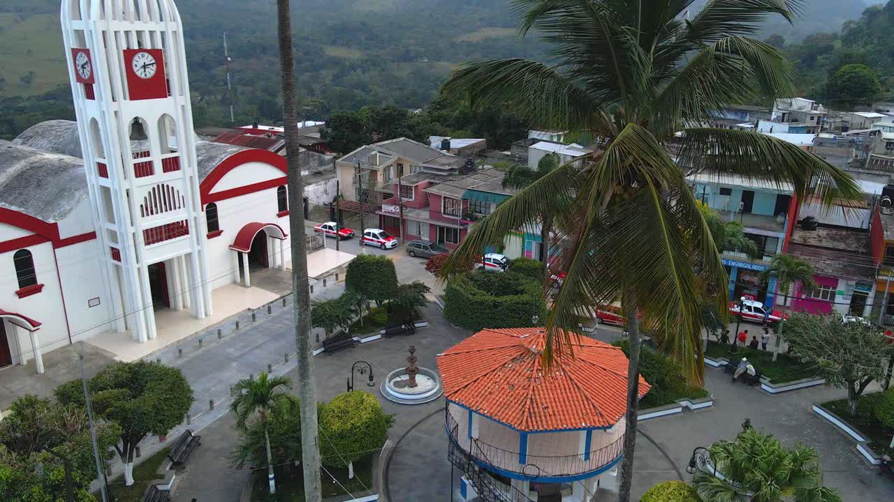 Vista aerea di una chiesa nel centro di Yecuatla a Veracruz, Messico