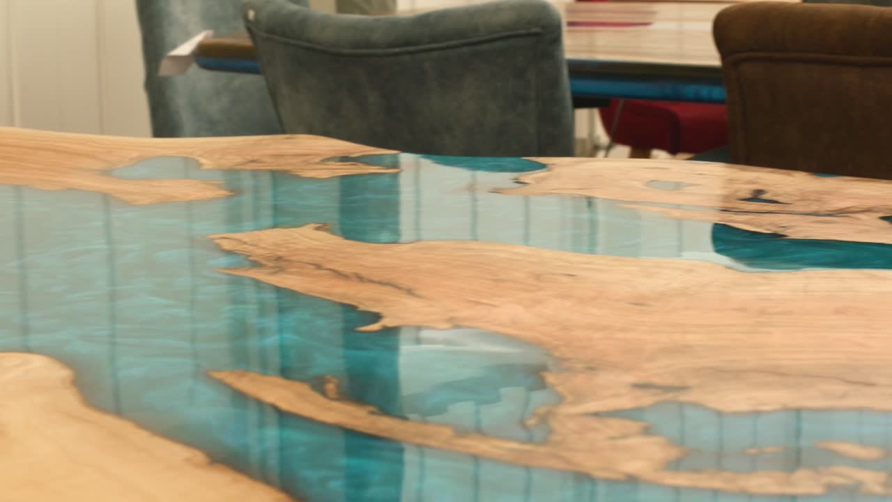 hermoso acabado de un mobiliario de mesa proxy en exhibición en stuttgart, baden wurttemberg, alemania europa, ángulo de visión panorámica