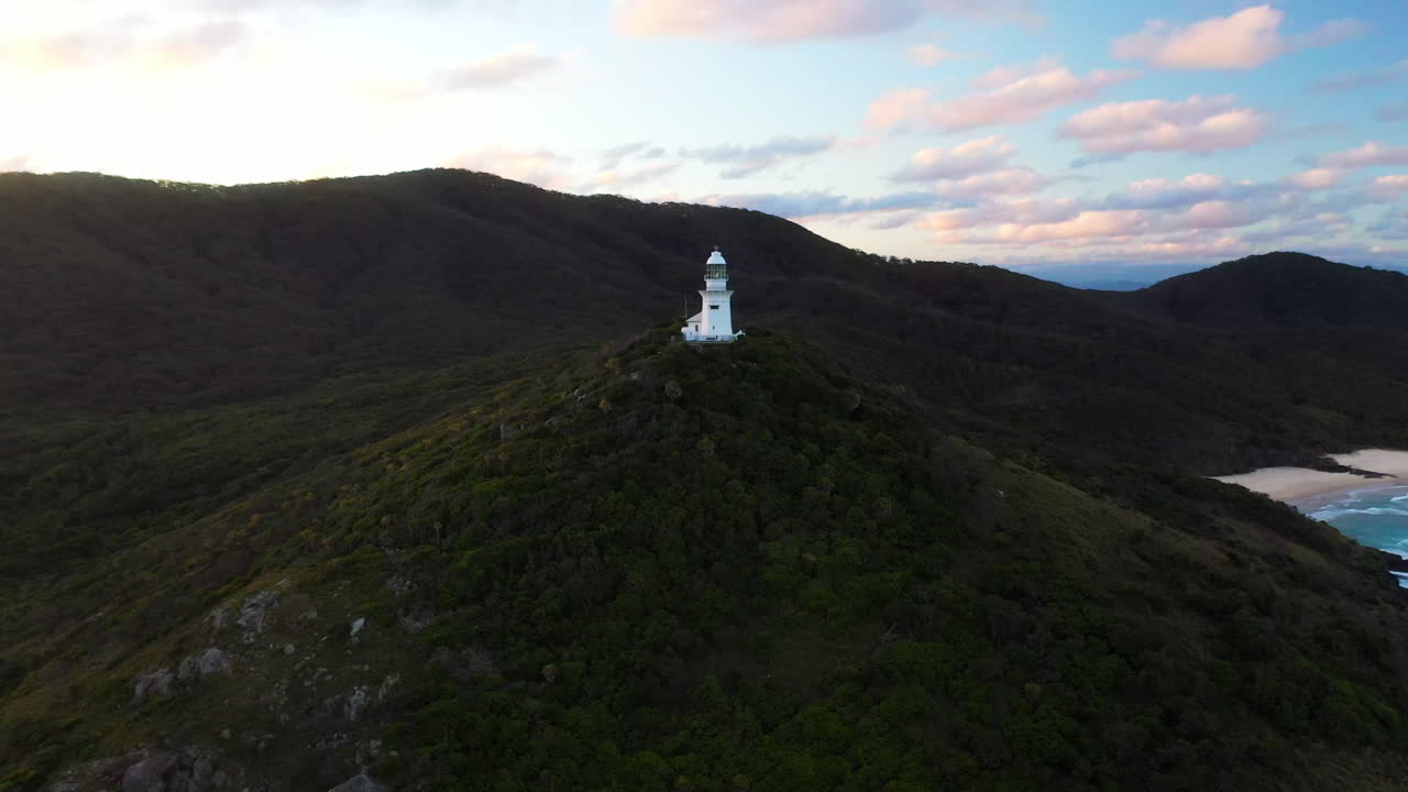 dron giratorio cinemático disparado en el faro de smoky cape cerca de south west rocks, kempsey shire, nueva gales del sur, australia