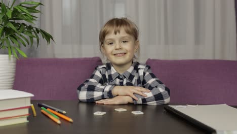 niños haciendo llamadas de video haciendo lecciones de educación a distancia en casa. vista de cámara web