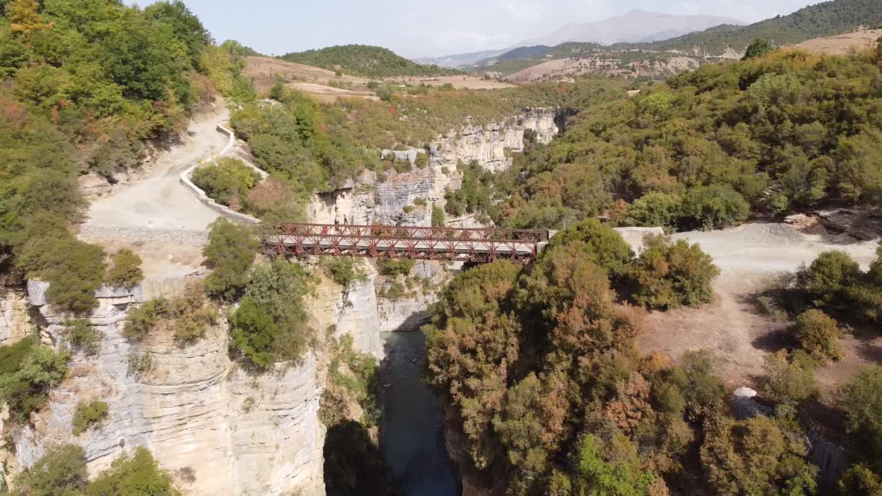 puente del cañón del río osum en el sur de albania - vuelo aéreo hacia adelante