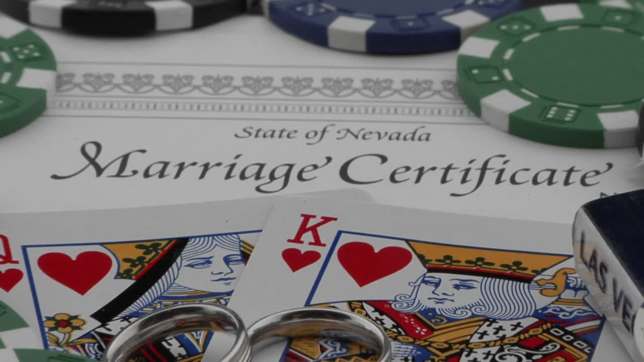 un certificado de matrimonio se encuentra ubicado debajo de las cartas y las fichas de póquer