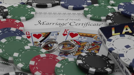 Eine-Heiratsurkunde-Sitzt-Unter-Spielkarten-Und-Pokerchips