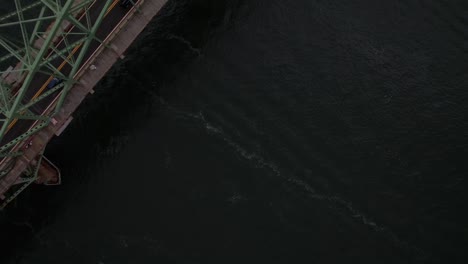 Una-Vista-Aérea-Sobre-El-Puente-De-Entrada-De-La-Isla-De-Fuego-Durante-Una-Mañana-Nublada-Con-Aguas-Tranquilas