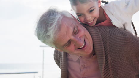 abuelos, avión y niño tomados de la mano