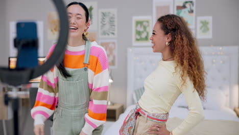 Mujeres-Transmitiendo-Juntas,-Bailando-Con-El-Teléfono