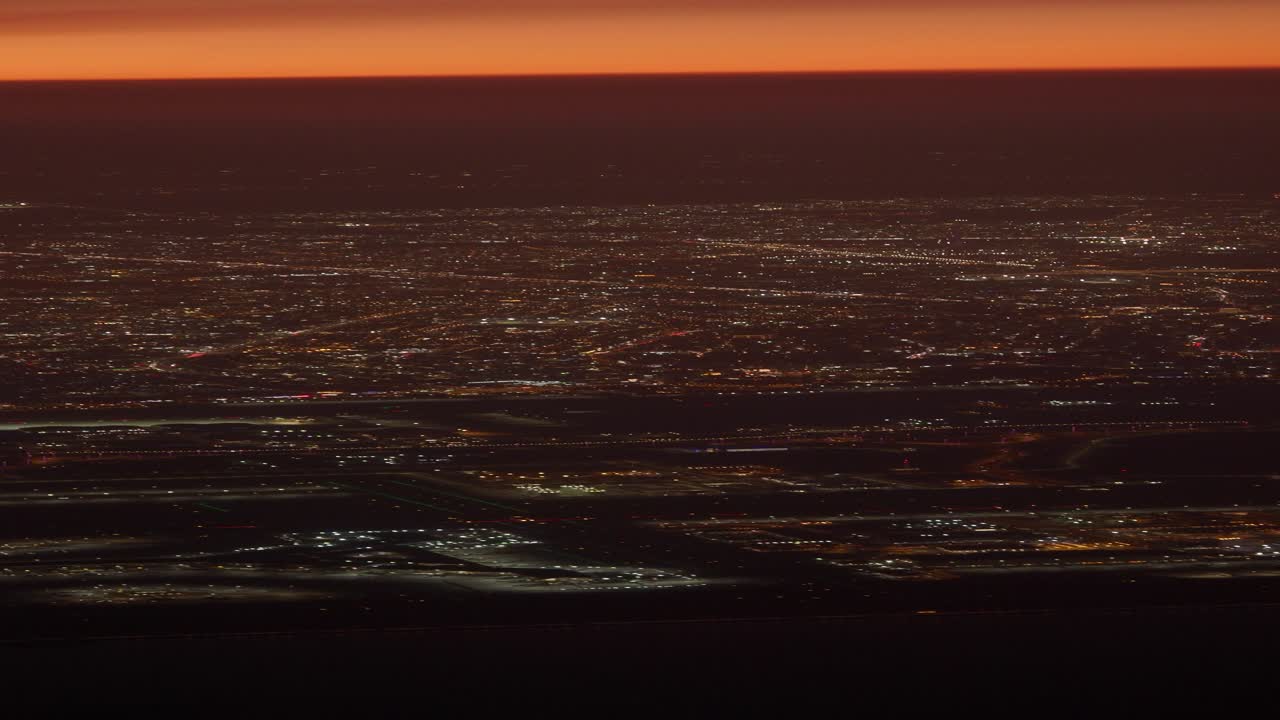 공항 과 함께 밤 에 도시 의 공중 풍경