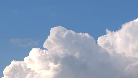 Texto-De-Buenos-Días-En-La-Nube-En-Movimiento-Con-Luz-Del-Día-En-La-Nube