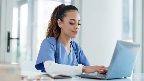 Arzt,-Laptop-Und-Frau,-Die-Online-Medizin-Tippt