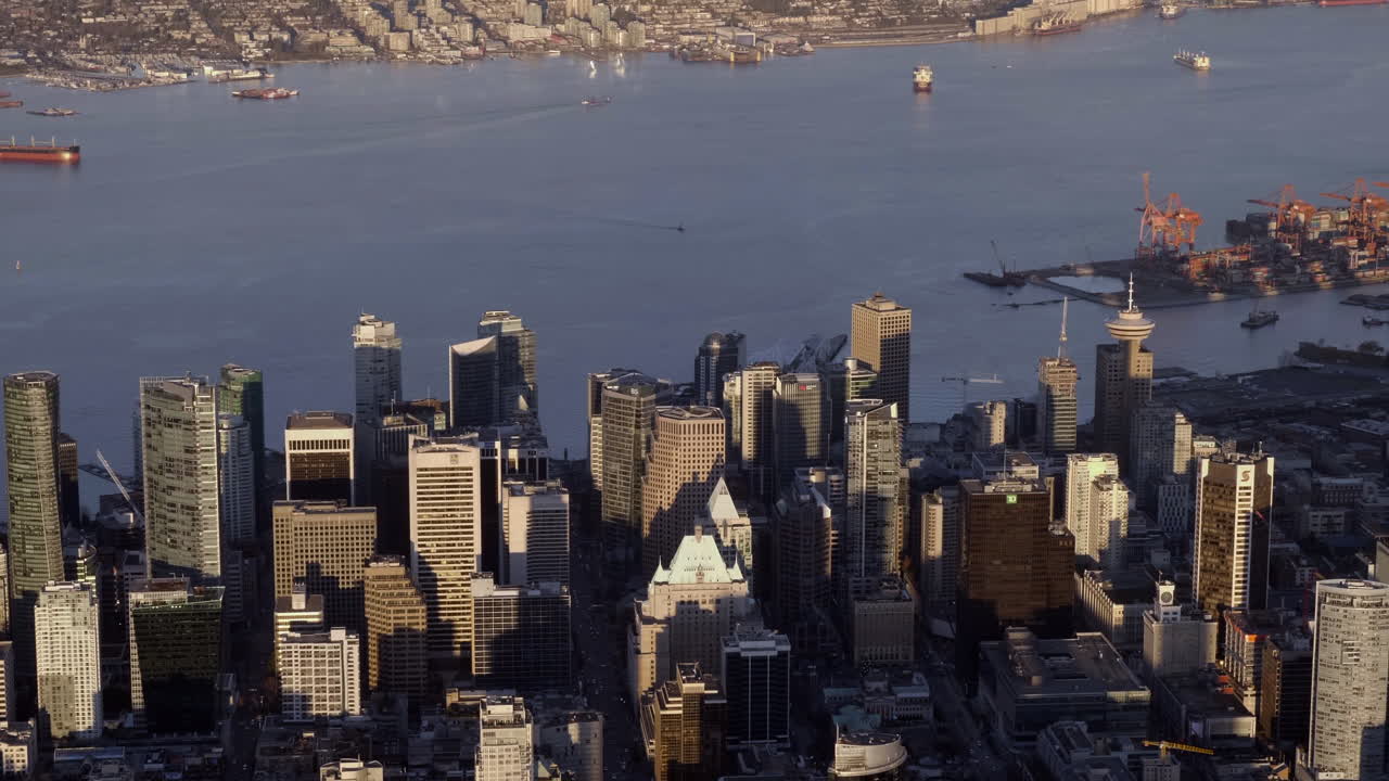 낮 동안 캐나다 밴쿠버 다운타운에 있는 고층 건물의 조감도 - 공중 패닝 오른쪽