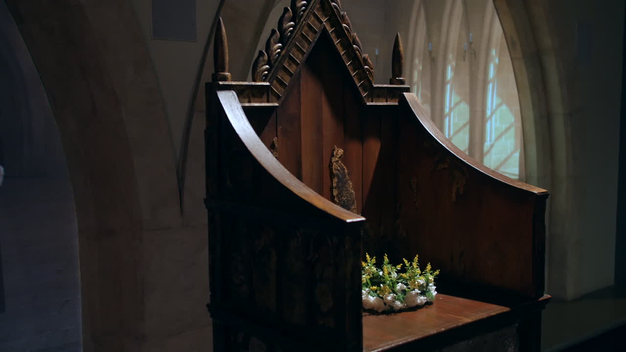 Um trono de madeira histórico com entalhes detalhados.