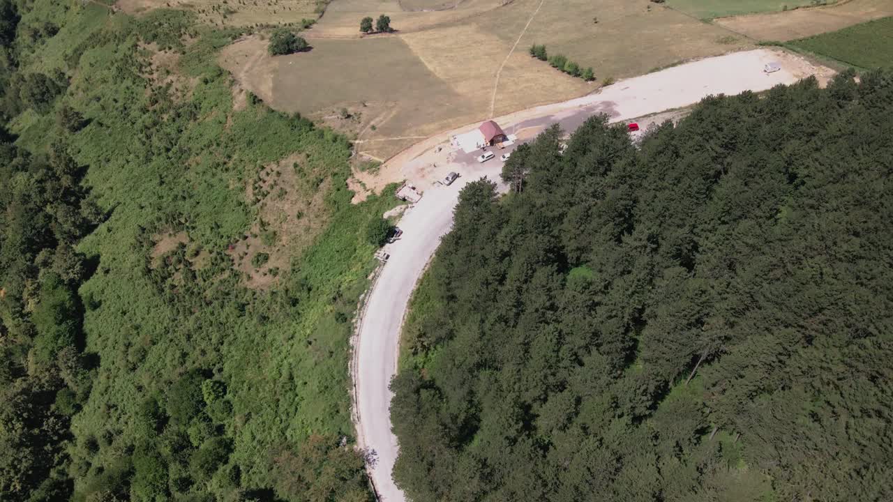 parque nacional de tara serbia balcans camino de montaña, destino europeo de vacaciones de verano para practicar senderismo en la naturaleza