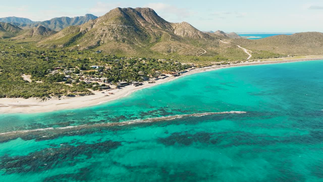 Plano orbital de uma baía deslumbrante em um oceano azul no México, Baja Califórnia