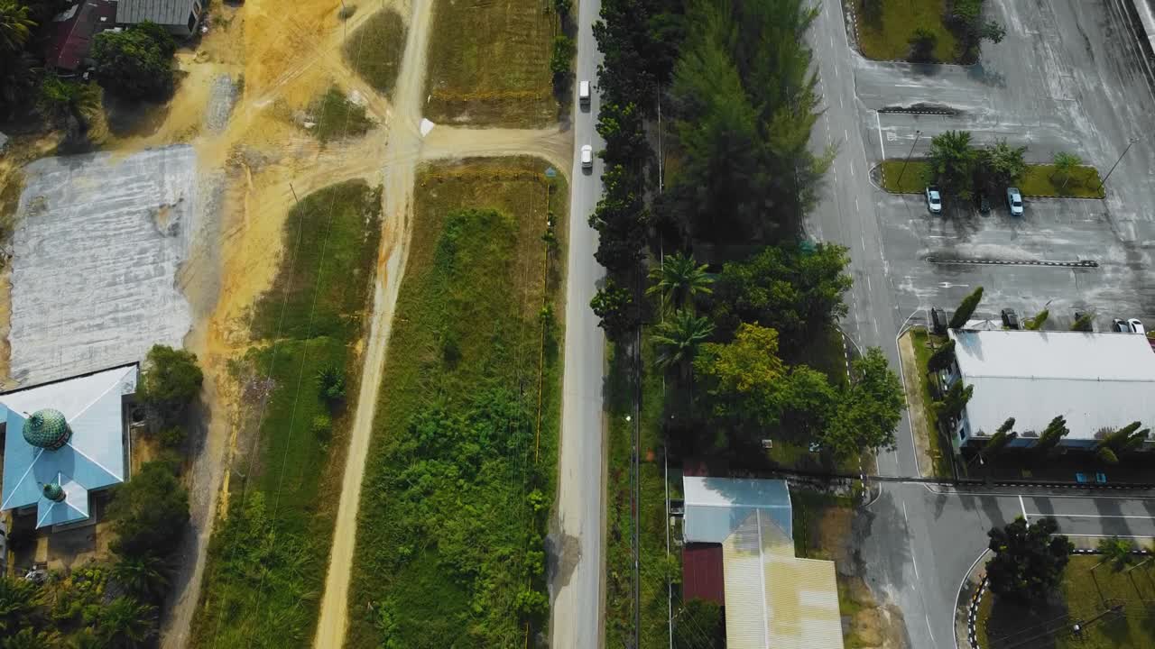 imágenes cinematográficas de drones de efluentes residenciales de molinos de aceite de palma consisten en edificios, casas, carreteras principales e infraestructura rodeadas de deforestación de árboles de aceite de palma ubicados en indonesia en full hd
