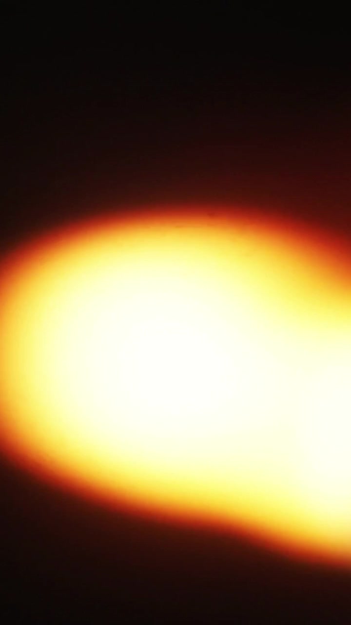 Effetto di transizione astratto con perdita di luce su sfondo nero