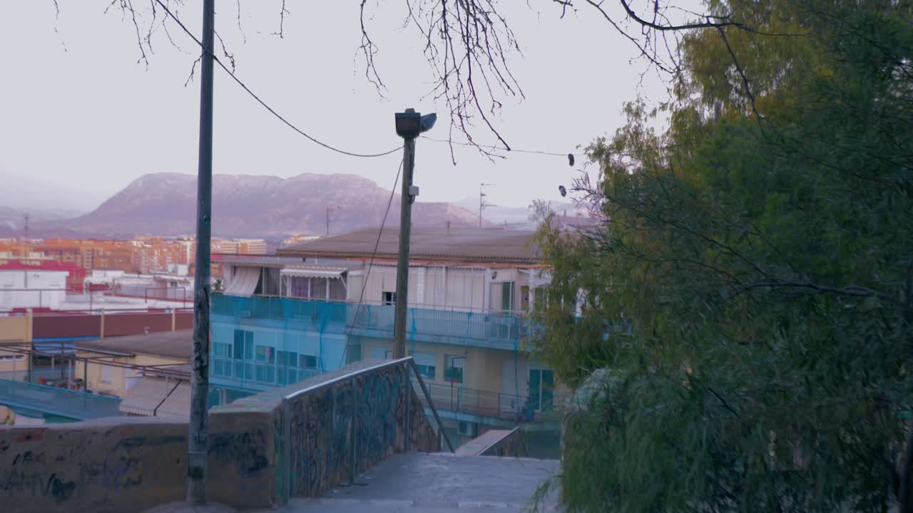 barrio pobre de una ciudad montañosa