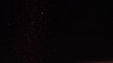 primer plano del brillo que cae contra un fondo negro 4k