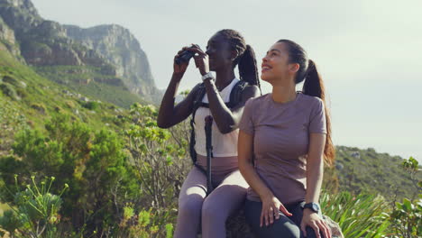 dos excursionistas usando binoculares disfrutando de la vista