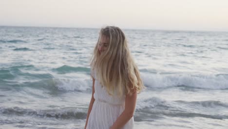 mujer caucásica disfrutando de su tiempo en la playa