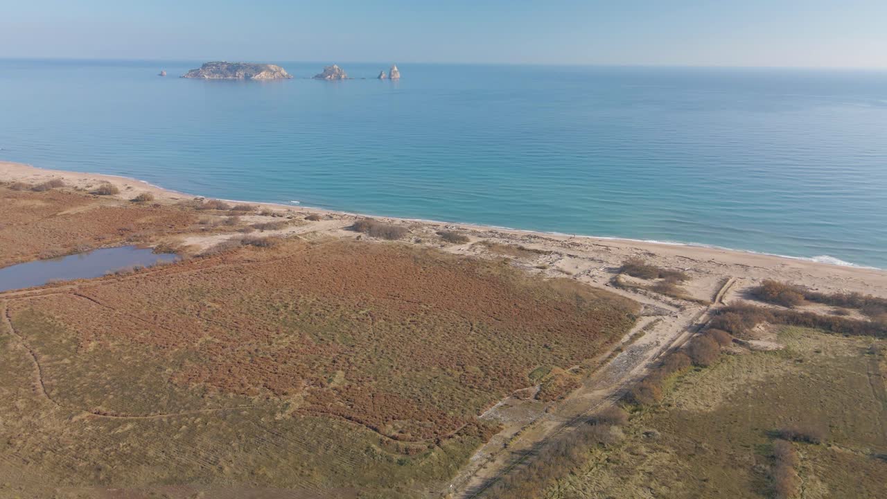 Immagini aeree con drone delle Isole Medes in Catalogna, Costa Brava, turismo europeo, spiaggia deserta di Begur, la Gola del Ter (foce del fiume), Aiguamolls del Baix Empordà.