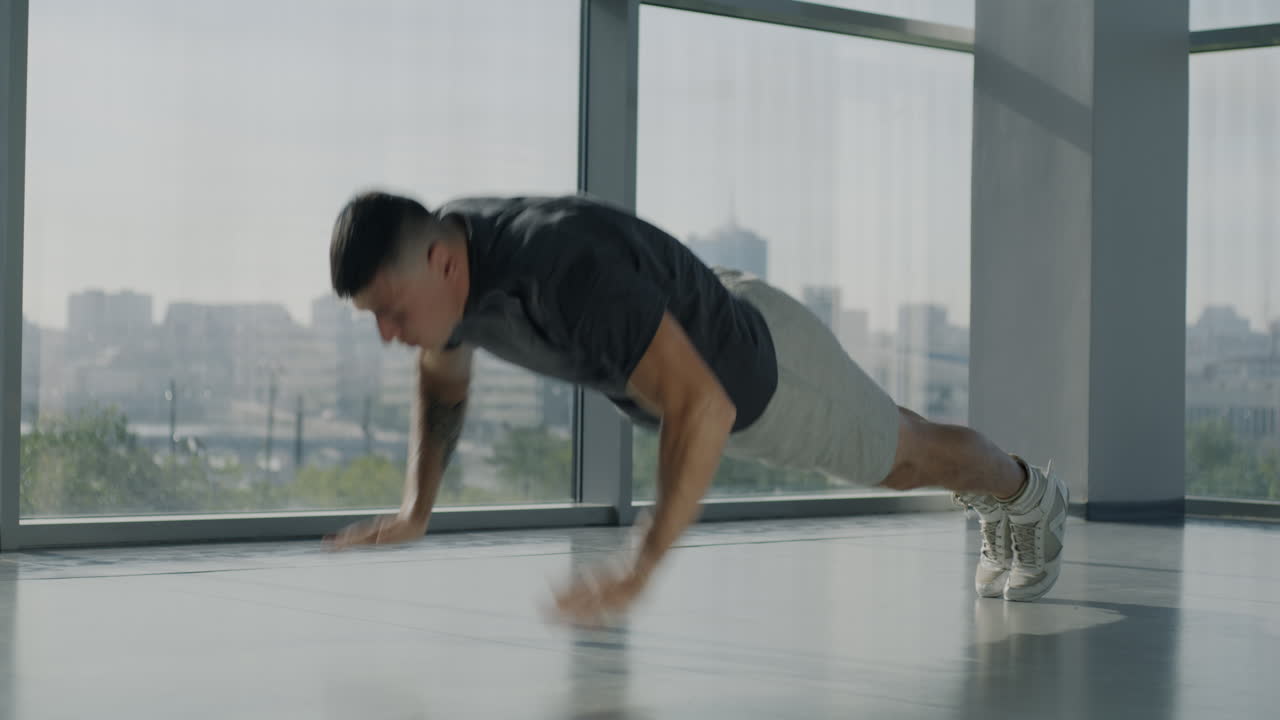 체육관 에서 푸시업 을 하는 남자