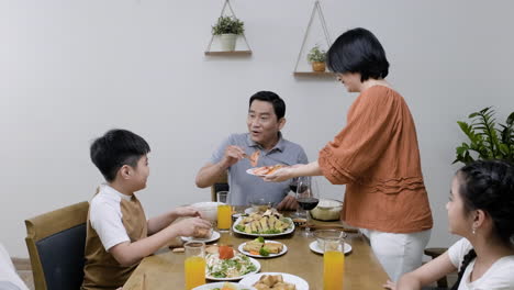 Familia-Asiática-Almorzando.