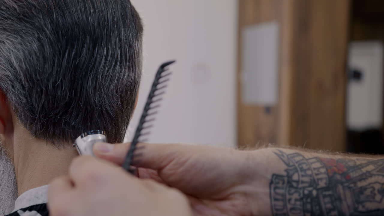 un hombre se corta el cabello en la barbería.